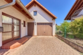 Charmantes Zuhause mit viel Licht, Wintergarten & weitläufigem Außenbereich - Hof mit Garage