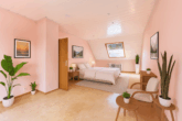 Einfamilienhaus mit Einliegerwohnung und terrassiertem Garten mit Blick über Neustadt - Schlafzimmer - Digitales Staging
