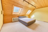 Einfamilienhaus mit Einliegerwohnung und terrassiertem Garten mit Blick über Neustadt - Schlafzimmer