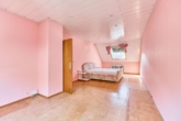 Einfamilienhaus mit Einliegerwohnung und terrassiertem Garten mit Blick über Neustadt - Schlafzimmer