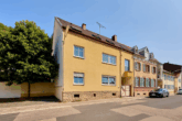 Einfamilienhaus mit Einliegerwohnung und terrassiertem Garten mit Blick über Neustadt - Straßenansicht