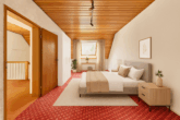 Einfamilienhaus mit Einliegerwohnung und terrassiertem Garten mit Blick über Neustadt - Schlafzimmer - Digitales Staging