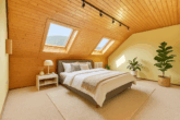 Einfamilienhaus mit Einliegerwohnung und terrassiertem Garten mit Blick über Neustadt - Schlafzimmer - Digitales Staging