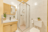 Einfamilienhaus mit Einliegerwohnung und terrassiertem Garten mit Blick über Neustadt - Badezimmer - Digitales Staging