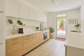 Einfamilienhaus mit Einliegerwohnung und terrassiertem Garten mit Blick über Neustadt - Küche - Digitales Staging
