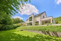Modernes Zuhause mit lichtdurchflutetem, offenem Raumkonzept & besonderem Gartenambiente - Rückansicht