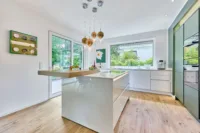 Modernes Zuhause mit lichtdurchflutetem, offenem Raumkonzept & besonderem Gartenambiente - Küche