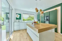 Modernes Zuhause mit lichtdurchflutetem, offenem Raumkonzept & besonderem Gartenambiente - Küche