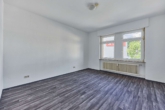 Wertbeständige Kapitalanlage: 9-Parteienhaus mit Altbaucharakter - Wohnzimmer
