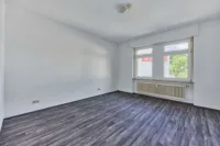 Wertbeständige Kapitalanlage: 9-Parteienhaus mit Altbaucharakter - Wohnzimmer W6