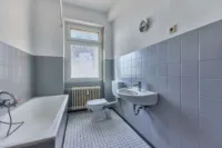 Wertbeständige Kapitalanlage: 9-Parteienhaus mit Altbaucharakter - Badezimmer W6