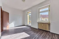 Wertbeständige Kapitalanlage: 9-Parteienhaus mit Altbaucharakter - Wohnzimmer W6