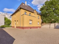 Wertbeständige Kapitalanlage: 9-Parteienhaus mit Altbaucharakter - Rückansicht
