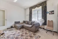 Wertbeständige Kapitalanlage: 9-Parteienhaus mit Altbaucharakter - Wohnzimmer W3