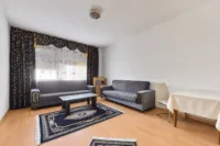 Wertbeständige Kapitalanlage: 9-Parteienhaus mit Altbaucharakter - Wohnzimmer W4