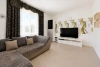 Wertbeständige Kapitalanlage: 9-Parteienhaus mit Altbaucharakter - Wohnzimmer W3