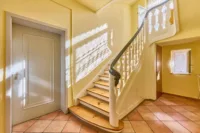 Wertbeständige Kapitalanlage: 9-Parteienhaus mit Altbaucharakter - Treppenhaus
