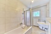 Neu renovierte Wohnung mit großzügigem Balkon und zusätzlicher Loggia - Bad