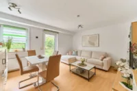 Kapitalanlage: Mehrfamilienhaus mit langfristigem Wertsteigerungspotenzial - Wohnzimmer Beispielwohnung
