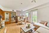 Kapitalanlage: Mehrfamilienhaus mit langfristigem Wertsteigerungspotenzial - Wohnzimmer Beispielwohnung