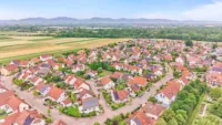 Kapitalanlage: Mehrfamilienhaus mit langfristigem Wertsteigerungspotenzial - Drohnenaufnahme