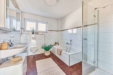 Helle Räume, stilvolles Design, eigener Garten – modernes Wohnglück auf 2 Etagen - Badezimmer OG