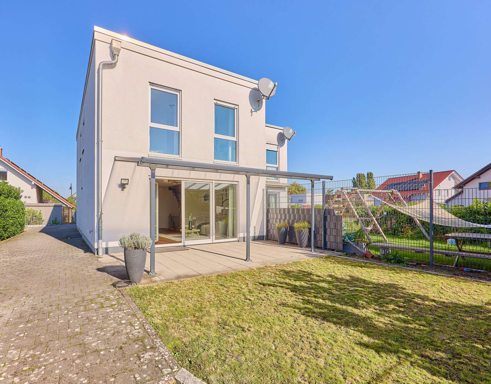 Helle Räume, stilvolles Design, eigener Garten – modernes Wohnglück auf 2 Etagen, 76879 Bornheim, Doppelhaushälfte