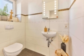 Helle Räume, stilvolles Design, eigener Garten – modernes Wohnglück auf 2 Etagen - Gäste-WC