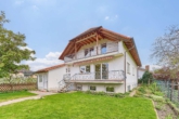 Ein Zuhause für die ganze Familie mit hellen Räumen, Vollunterkellerung & traumhaftem Garten - Rückansicht