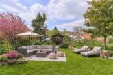 Ein Zuhause für die ganze Familie mit hellen Räumen, Vollunterkellerung & traumhaftem Garten - Garten - digitales staging