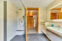 Wohnen mit Mehrwert: Einfamilienhaus mit Einliegerwohnung - Badezimmer