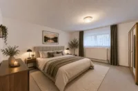 Wohnen mit Mehrwert: Einfamilienhaus mit Einliegerwohnung - Schlafzimmer_KG_digitales_staging