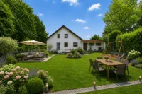 Wohnen mit Mehrwert: Einfamilienhaus mit Einliegerwohnung - Garten_digitales_staging