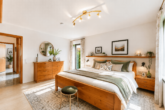 Wohnen mit Mehrwert: Einfamilienhaus mit Einliegerwohnung - Schlafzimmer_digitales_staging