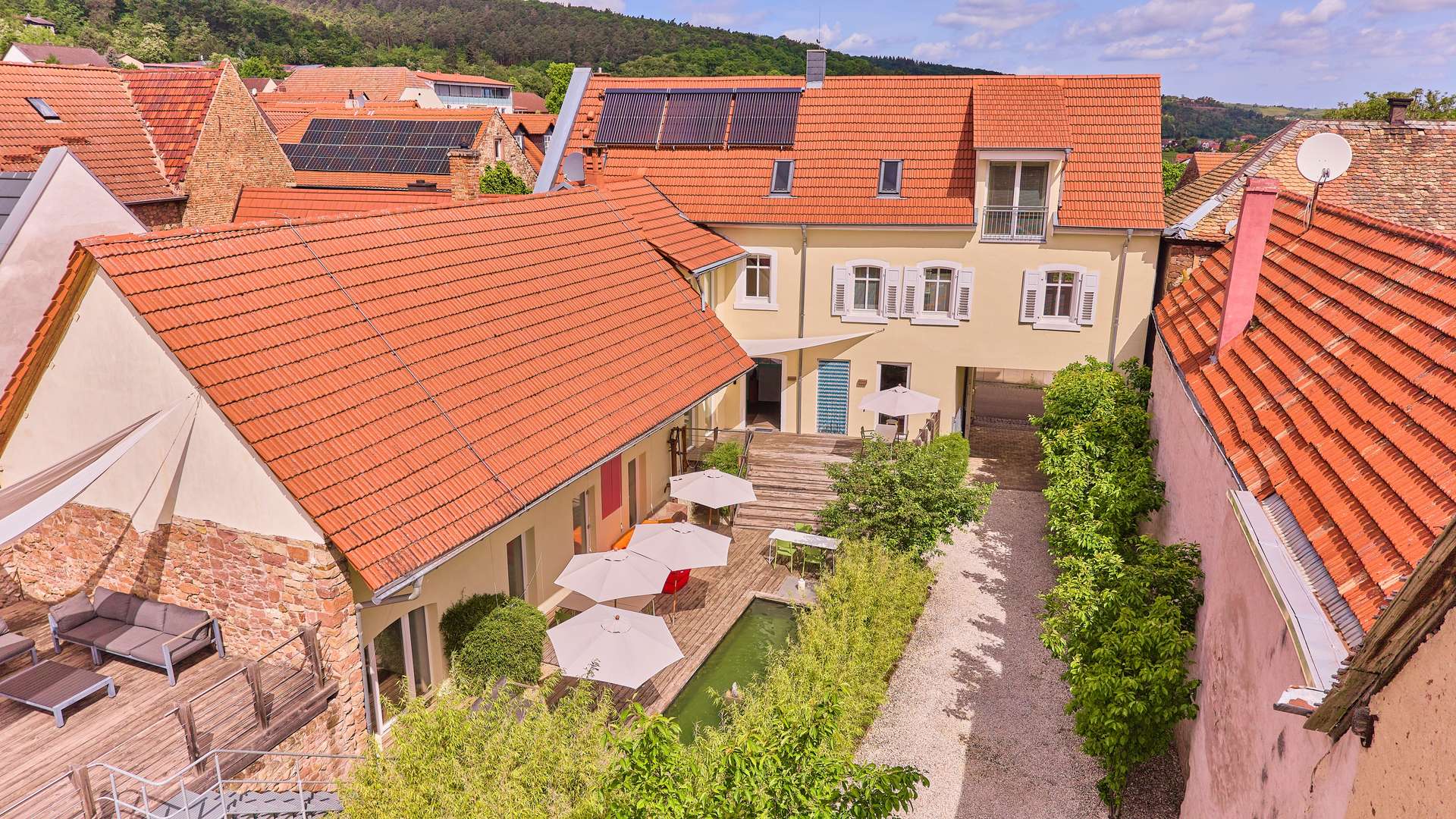 Ehemaliges Hotelanwesen mit außergewöhnlichem Platzangebot für Familien, 67273 Weisenheim am Berg, Haus