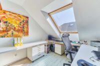 Freiraum über den Dächern: lichtdurchflutete Dachgeschosswohnung mit offenem Wohnkonzept: lich - Büro