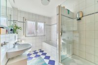 Freiraum über den Dächern: lichtdurchflutete Dachgeschosswohnung mit offenem Wohnkonzept: lich - Badezimmer