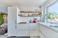 Freiraum über den Dächern: lichtdurchflutete Dachgeschosswohnung mit offenem Wohnkonzept - Küche