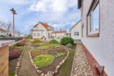 Platz für Neues: Wohnhaus auf großem Grundstück mit Baupotenzial in zweiter Reihe - Vorgarten