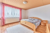 Platz für Neues: Wohnhaus auf großem Grundstück mit Baupotenzial in zweiter Reihe - Schlafzimmer