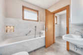 Wohnhaus mit weitläufigem Garten, Hofcharakter & viel Platz für Familie & Hobby - Badezimmer (digitales Staging)