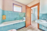 Wohnhaus mit weitläufigem Garten, Hofcharakter & viel Platz für Familie & Hobby - Badezimmer