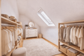 Wohnhaus mit weitläufigem Garten, Hofcharakter & viel Platz für Familie & Hobby - Ankleidezimmer OG  (digitales Staging)