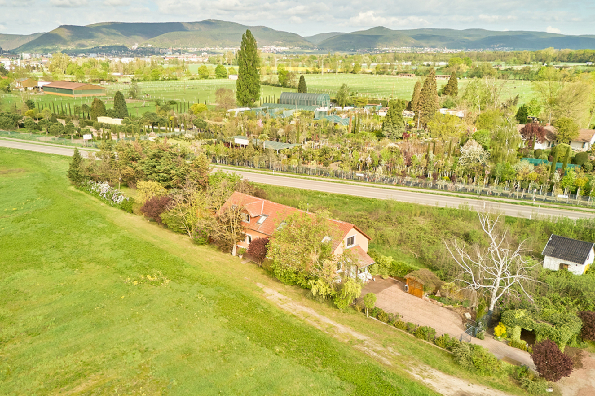 Modernisiertes Ein- oder Zweifamilienhaus in absoluter Alleinlage von Lachen-Speyerdorf, 67435 Neustadt an der Weinstraße, Mehrfamilienhaus