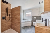 Exklusive Doppelhaushälfte: Kernsaniert 2025 mit Photovoltaik, Wallbox und Neubauküche - Badezimmer