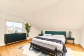 Exklusive Doppelhaushälfte: Kernsaniert 2025 mit Photovoltaik, Wallbox und Neubauküche - Schlafzimmer (digitales Staging)