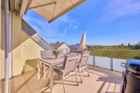 Neuwertige und altersgerechte Wohnung mit unverbaubarer Weinbergsrandlage - Dachterrasse