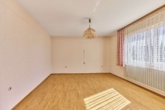 Einladendes Einfamilienhaus auf großzügigem Grundstück mit vielfältigem Ausbaupotenzial - Zimmer 2