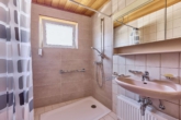 Einladendes Einfamilienhaus auf großzügigem Grundstück mit vielfältigem Ausbaupotenzial - Badezimmer