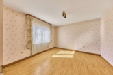 Einladendes Einfamilienhaus auf großzügigem Grundstück mit vielfältigem Ausbaupotenzial - Zimmer 1